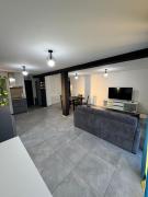 Appartement à Cuxac dAude proche Narbonne avec 2 chambres, 6 couchages, lit bébé jardin et parking