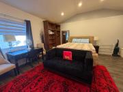 Comfortable high ceiling studio