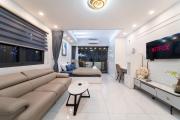 1BR Street-Facing Balcony - Heart of D1