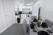 Spacious 1 Bed Apartment Retreat - Private Parking