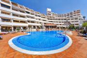 Sol y relax en Costa Adeje Piscina comunitaria y terraza