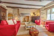 La Maison des Seigneurs les pieds dans leau