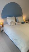 Studio for a seaside getaway - King-size bed