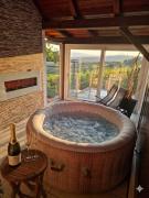 Vineyard Cottage with Private Jacuzzi