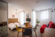 Lovely studio with golf course views close to the sea swimming pool park