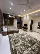 Top Ellora