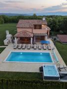 Villa San Martino Heated Pool, Jacuzzi & Privacy