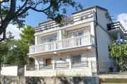 Apartments with parking space Novi Vinodolski - 15292