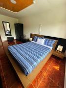 Modern, large, cozy room close to the airport