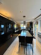 Stylish 4 Bed House Central Reading - Free Parking