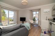 Modern Coastal Chic - Estuary Glimpse Views and Parking