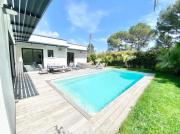 Luxurious air-conditioned 3-bedroom villa with swimming pool and garden