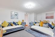 4-Bedroom House in Basildon Sleeps 8 I Free Parking & WiFi