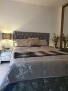Luxury king size en-suite in a shared house