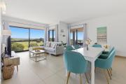 Sea View, Beach & Pool - Private Parking AC & WiFi