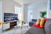 Modern 2BR Suite with 2 Queen Beds - Downtown Toronto