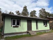 Hubane väikemaja männimetsas