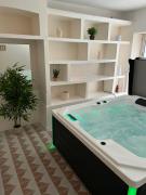 La Maison Des Autres, piscine chauffée, chambres dhôtes, proche dUzès, Nîmes, Pont du Gard NOUVEAU 2026 SPA DE LUXE PRIVATIF DANS LA SUITE POUR 2