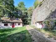 Refuge au bord de létang dans un site historique
