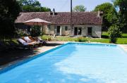 Rustic countryside cottage with pool in France