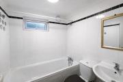 Stratford Accommodation - shared bathroom