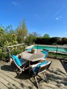Jolie maisonnette avec terrasse vu sur la piscine et jardin
