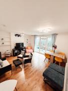 High Quality 3 BED FLAT for 9 people with 3 Bathrooms 3min from Camden Town plus private garden and huge living room