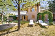 GuestHost - Bright Apartment with garden
