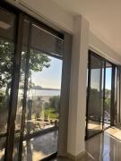 Balcón con vista al río
