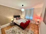 Hyde Park Family Three Bedroom Apartment