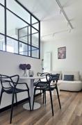 Stylish Minimalist Loft 4 min to Metro Sunny 7 m Balcony