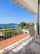 Beachfront apartment with direct access to Lozica beach