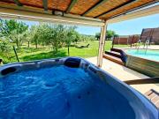 Beach House BETA, a romantic hideaway in an olive grove by the sea, swimming pool, jacuzzi & playground, Pomer