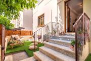 HiddenGarden apartment with garden and jacuzzi in the center of the city of Alghero