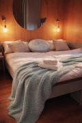 CHIC Riverfront Retreat with Private Jacuzzi, BIG BERRY