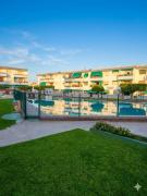 Apartamento con terraza, piscina y pista deportiva
