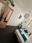Stylish Cosy Homely 6bed Flat at Salford Precinct