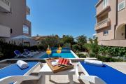 Flores Apartment with Private Pool