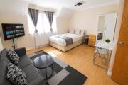 Greenhithe Entire House Sleeps 6 Free Parking