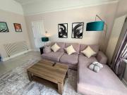 Guildford Apartment with Free Parking & Garden