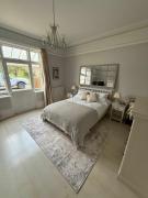 Guildford Apartment with Free Parking & Garden