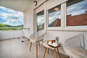 A 2 luxury apt w big balcony 4 min walk to beach