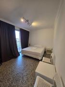 habitación privada preciosa centro malaga enfrente de la estación de tren María zambrano y dos centros comerciales y también cerca a la playa Wi-Fi la mejor zona de Málaga