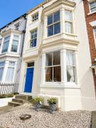 Granby House Holiday Apartments, Apartment 3, in the Old Town, SEA AND CASTLE VIEWS 5 minutes walk to South Bay Beach
