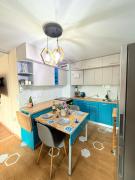 Sunny Cozy Apartment with King Bed, 2 toilets, Fast WiFi, Walk to Center