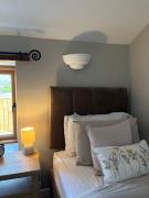 Shires Barn - with hot tub and views in Devon
