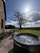 Shires Barn - with hot tub and views in Devon