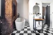 La Suite Años 20. Bañera, chimenea y terraza.