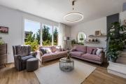 Coastal Bloom Villa Garden & BBQ by PikHost