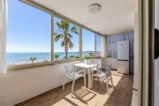 Aqua Vista Apartment Waterfront Balcony Escape by PikHost